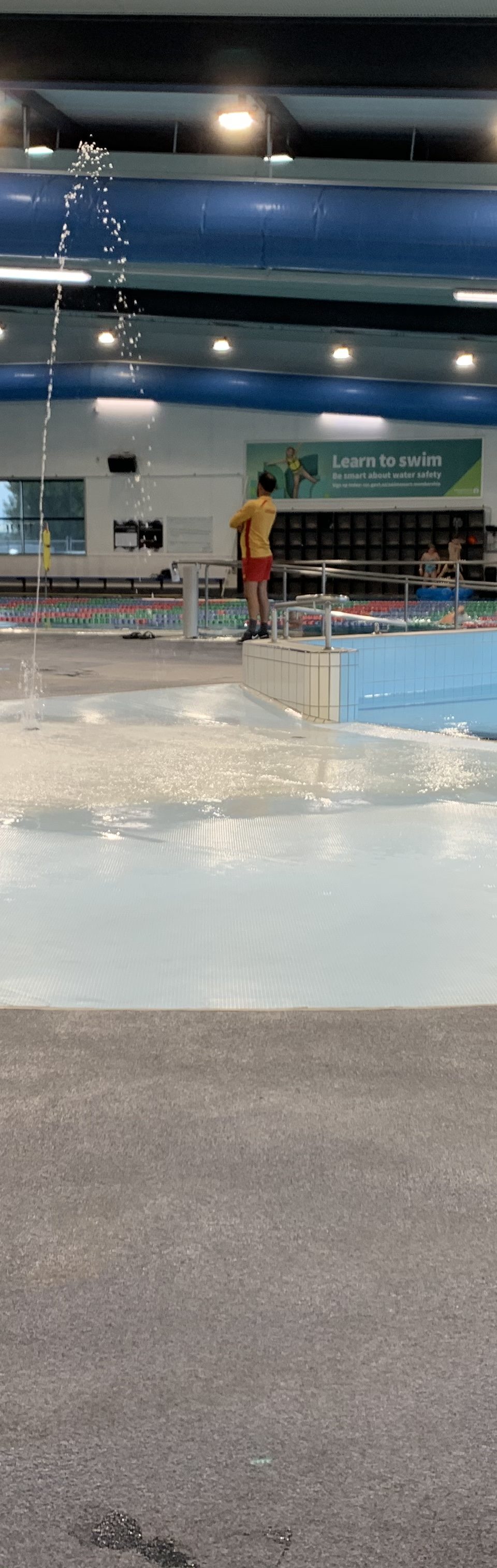 เล่าเรื่องสระว่ายน้ำ